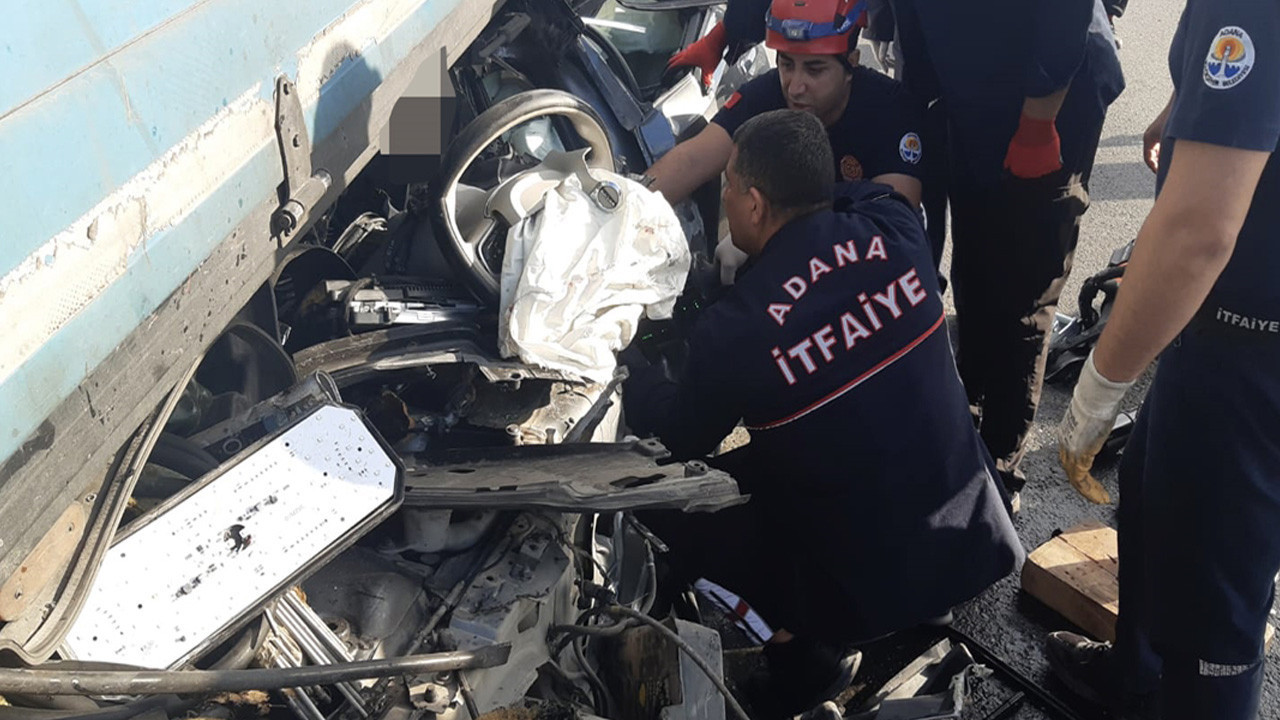 Korkunç kaza! Otomobil TIR'ın altına girdi, görüntü dehşete düşürdü