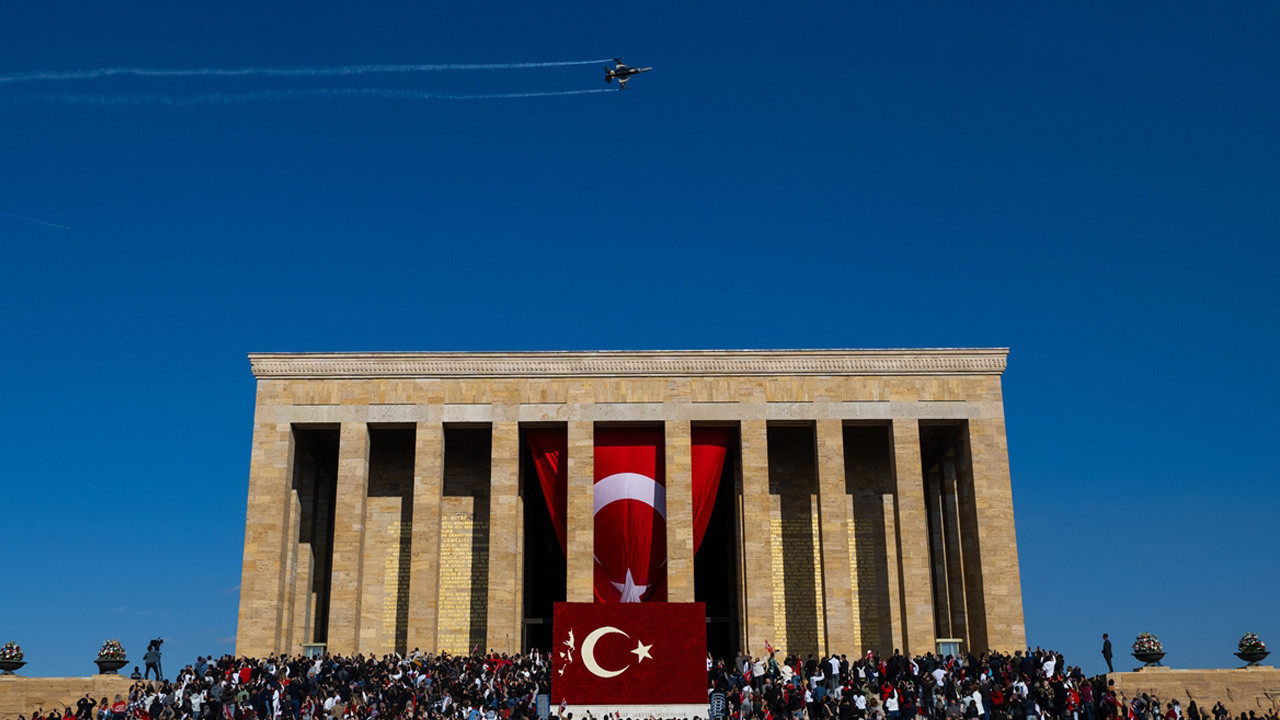 SOLOTÜRK'ten Anıtkabir üzerinde Cumhuriyet'in 102. yıl dönümüne özel uçuş gösterisi