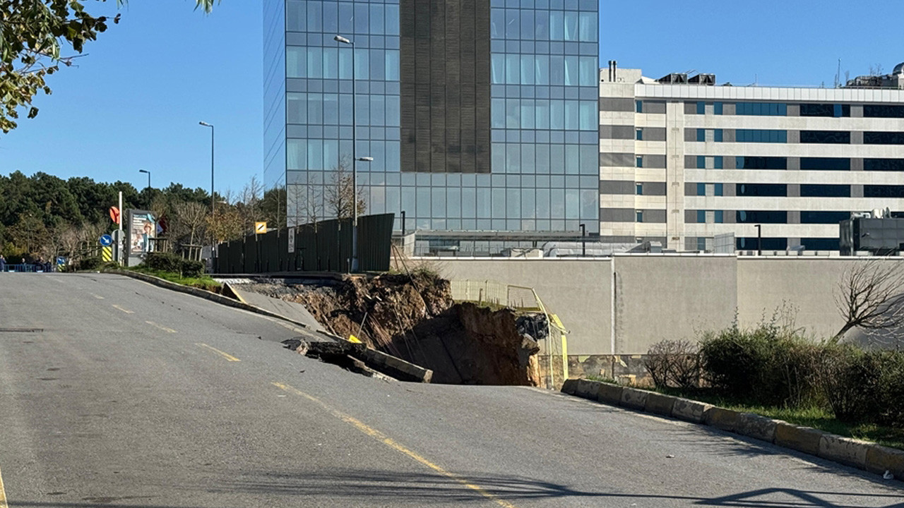 Ümraniye'de istinat duvarının yıkılması sonucu yol çöktü