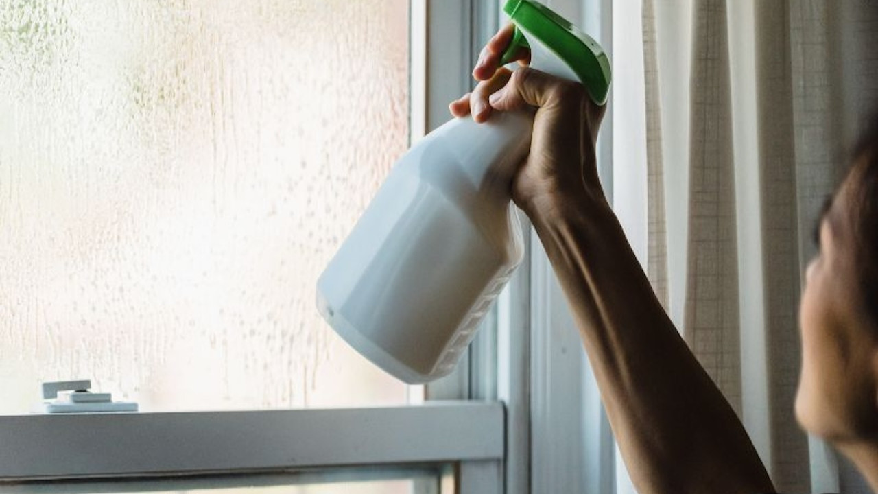 Kış aylarında ev hanımlarının kabusu cam buğusuna tek malzeme ile son!