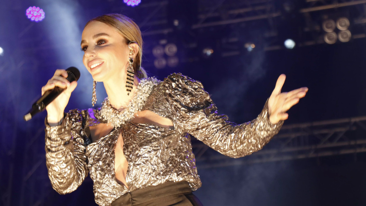 Şarkıcı Gülşen'den Atatürk ikazı! Üstüne paralar yağdırmıştı...