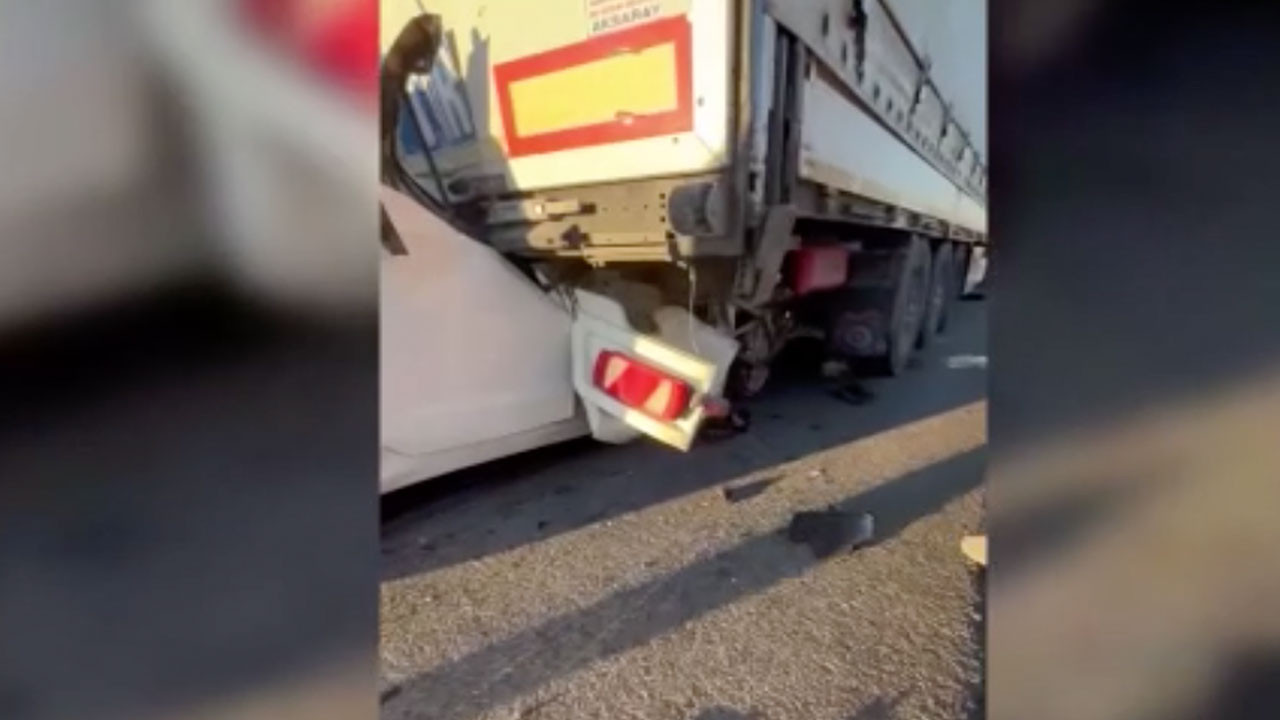 Kuzey Marmara Otoyolu'nda feci kaza! Otomobil TIR'ın altına girdi