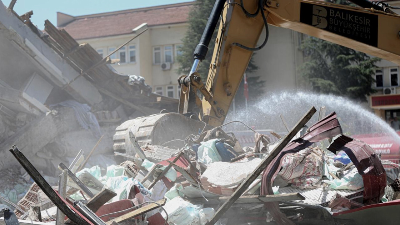 Sındırgı'da depremde yıkılan binaların enkaz kaldırma işlemleri tamamlandı