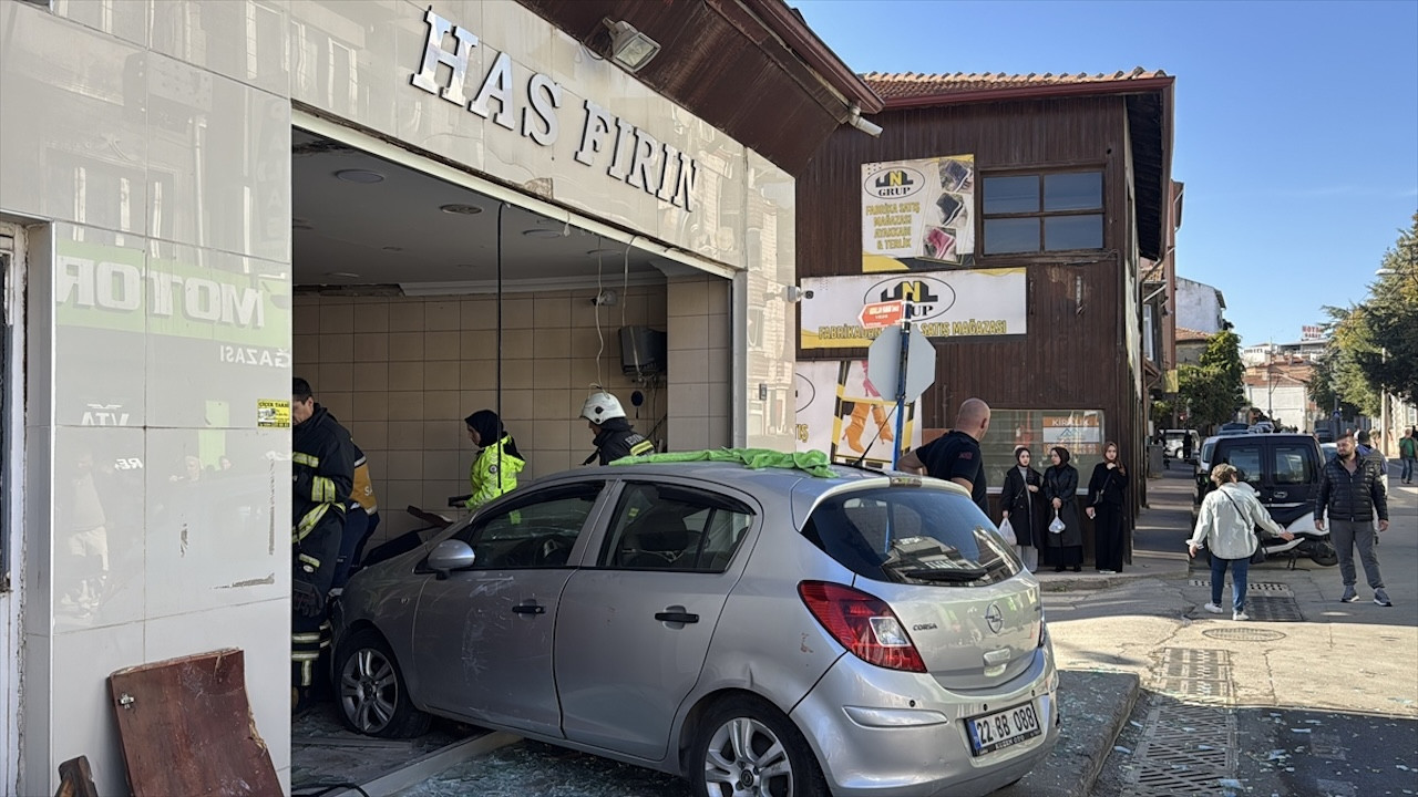 Otomobil fırına girdi! Neye uğradığını anlayamayan sürücü ve 3 kişi yaralandı.