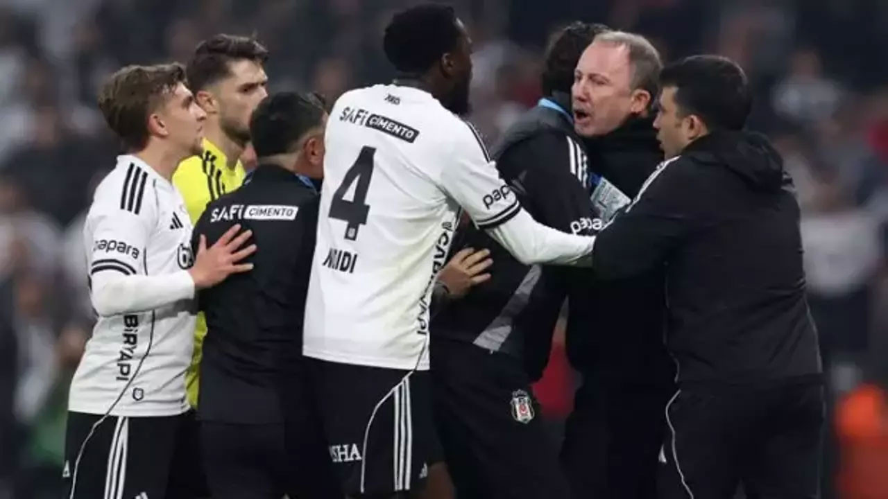 Beşiktaş-Fenerbahçe maçında kartlar havada uçuştu