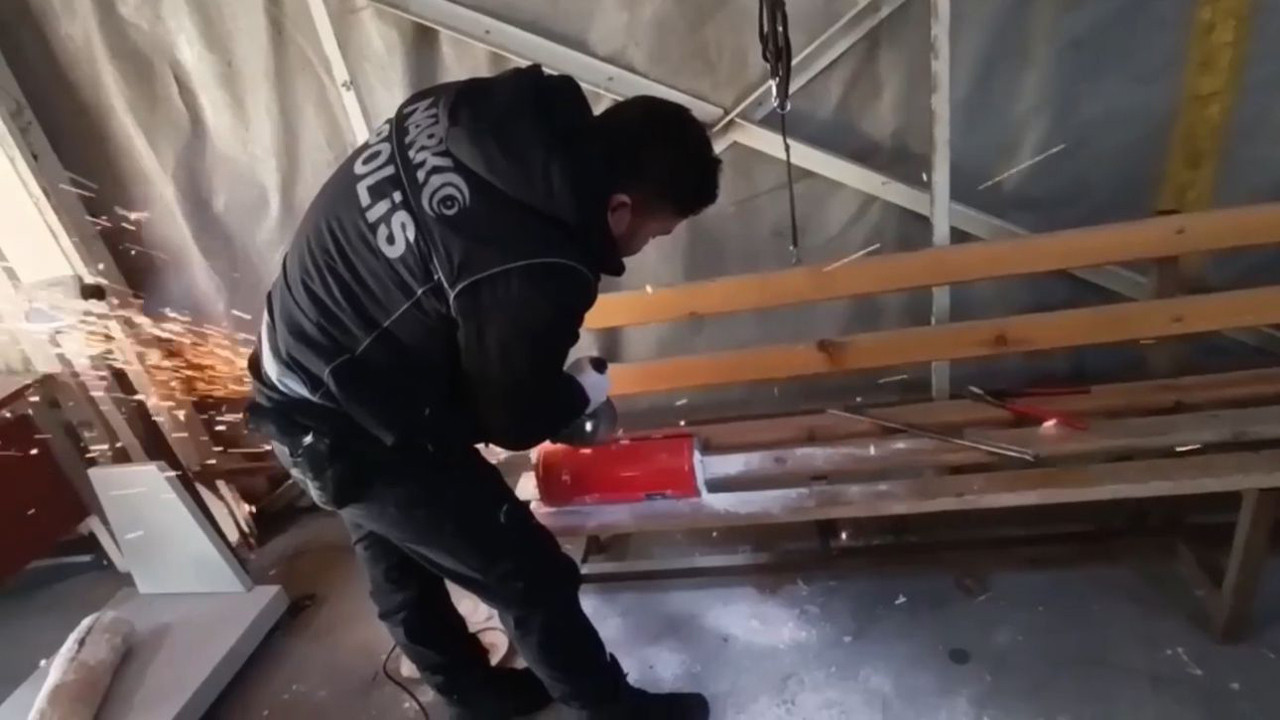 Ağrı'da otobüsteki yangın tüplerinin içinde 8 kilogram uyuşturucu ele geçirildi