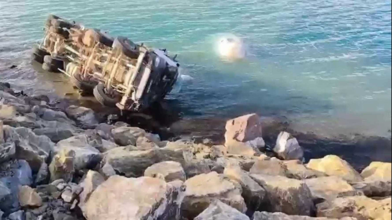 Elazığ'da beton mikseri Hazar Gölü’ne uçtu!
