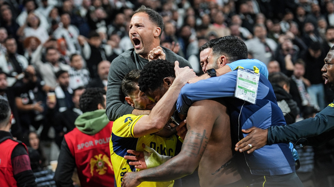 Galibiyet golü sonrası Fenerbahçeli futbolcular ve Tedesco böyle sevindi