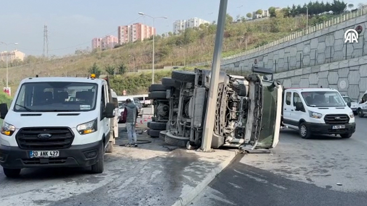 Sarıyer'de beton mikseri, servis minibüsüyle çarpışarak devrildi
