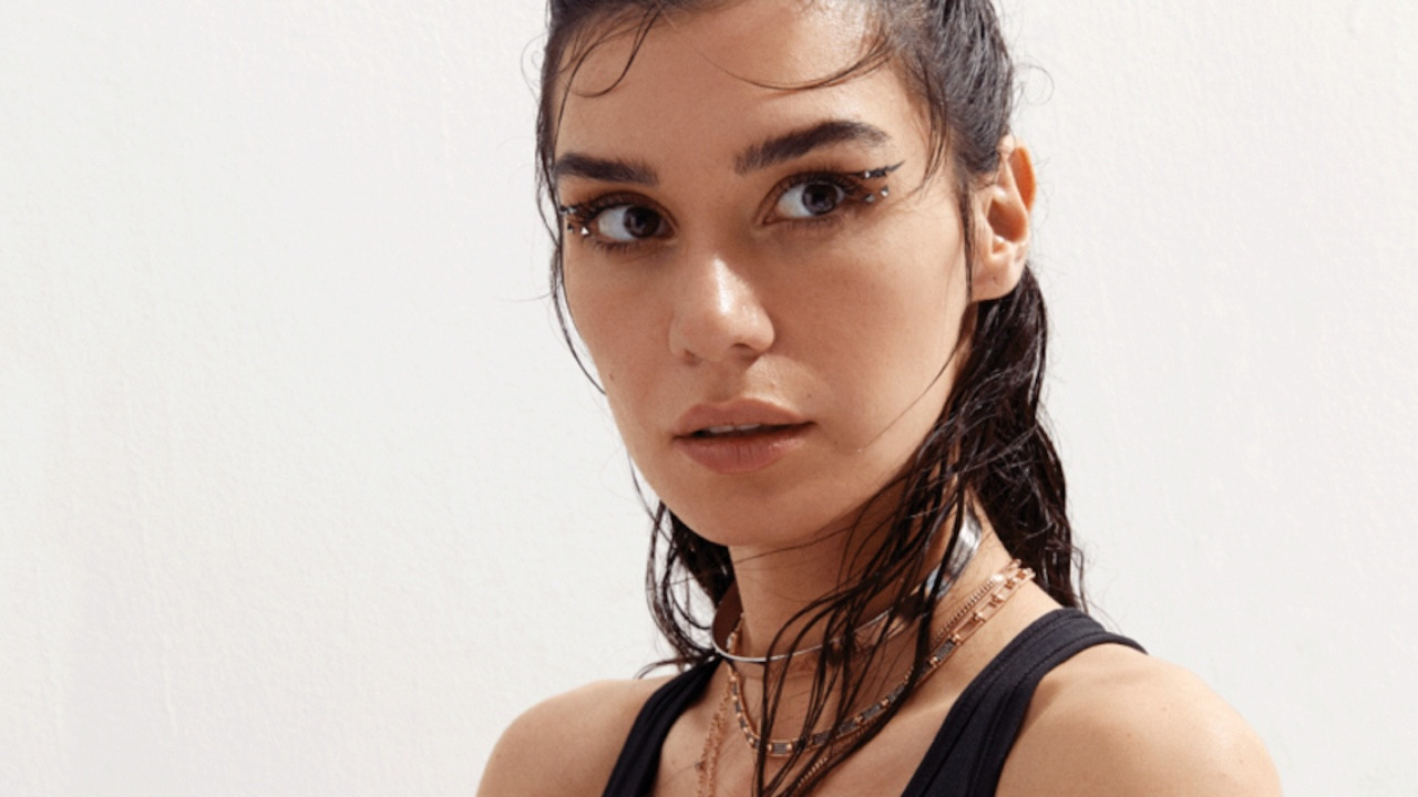 Burcu Kıratlı'dan yepyeni bir tarz! Çok cesur yorumları yağdı...