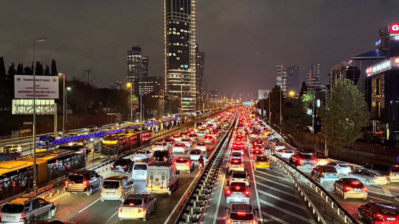 İstanbul'da trafik bildiğiniz gibi! Yoğunluk yüzde 83’e ulaştı