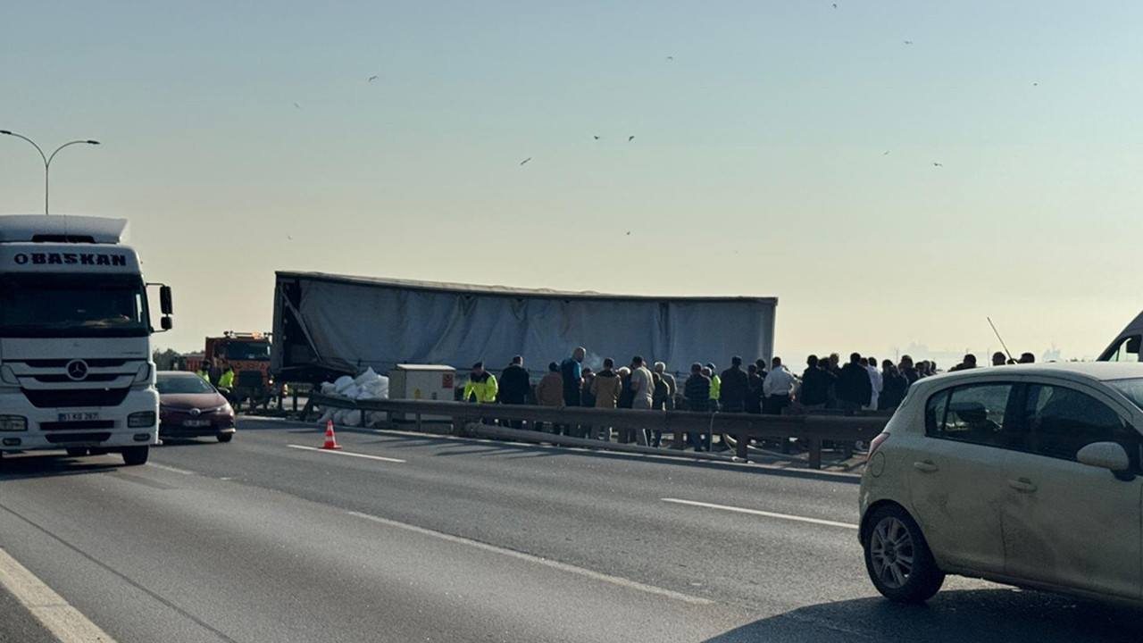 Sürücüler dikkat! Kaza oldu yol ulaşıma kapandı
