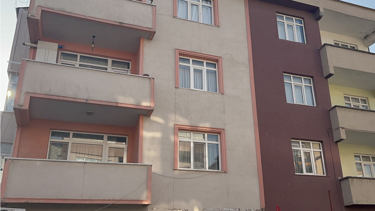 Kolonlarında çatlak oluşan 3 bina boşaltıldı