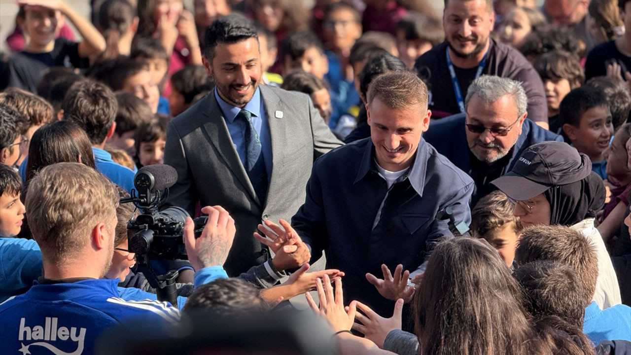 Kerem Aktürkoğlu ilkokul öğrencisinin başkanlık seçimi vaadini yerine getirdi