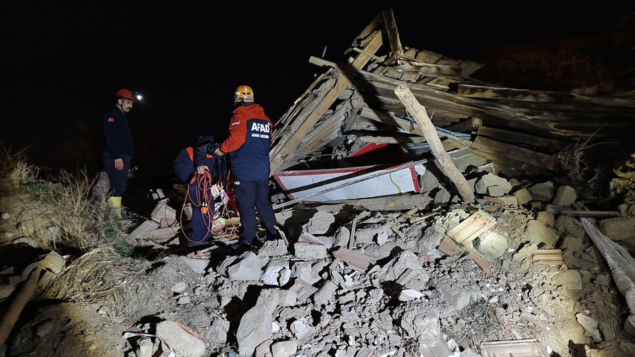 Çorum'da iki katlı metruk bina çöktü