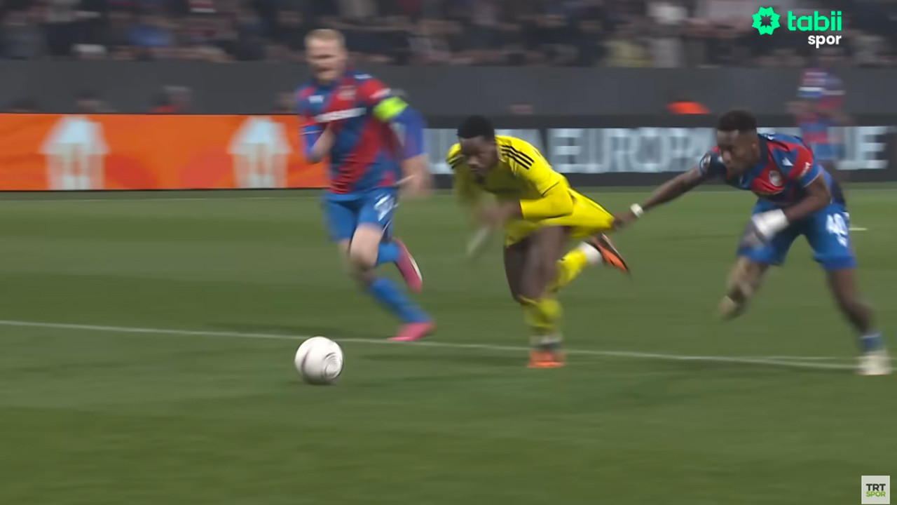 Fenerbahçe Hollandalı hakemin kurbanı oldu Duran yaka paça indirildi penaltıyı vermedi