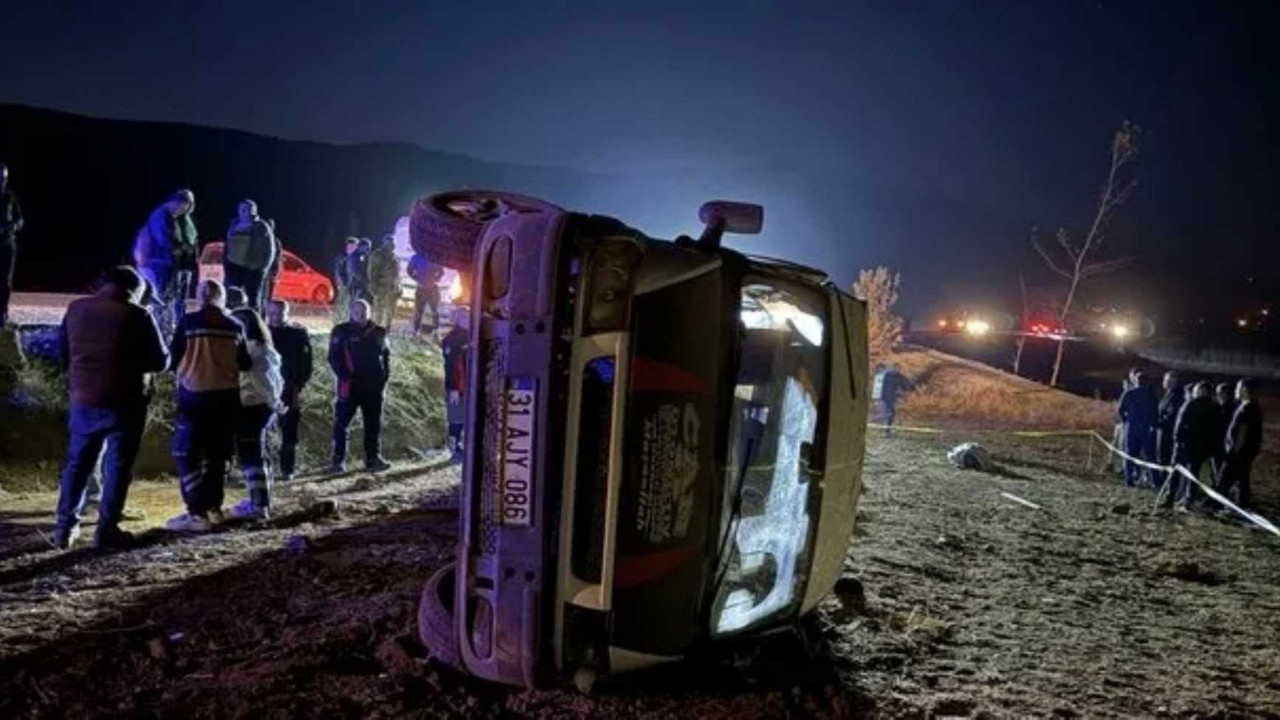 İnşaat işçilerini taşıyan minibüs devrildi! Ölü ve yaralılar var...