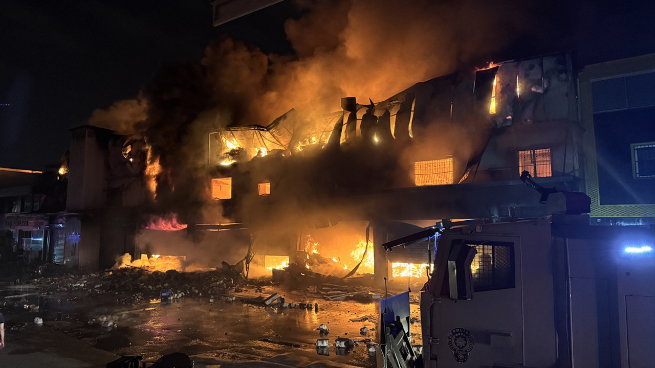 Adana'da 3 katlı hırdavat dükkanı küle döndü