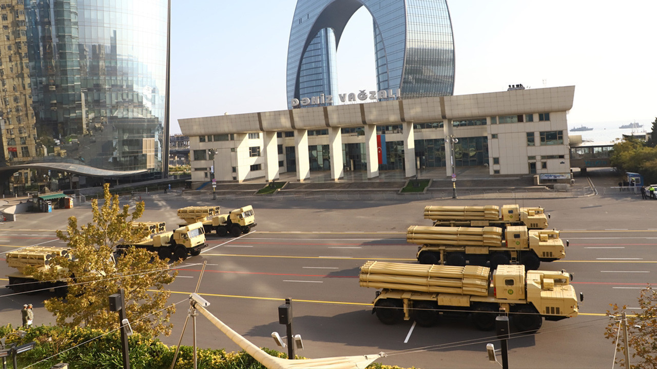 Karabağ Zaferi'nin 5. yılı geçit töreninden görüntüler Bakü'de Türk F-16'ları uçtu