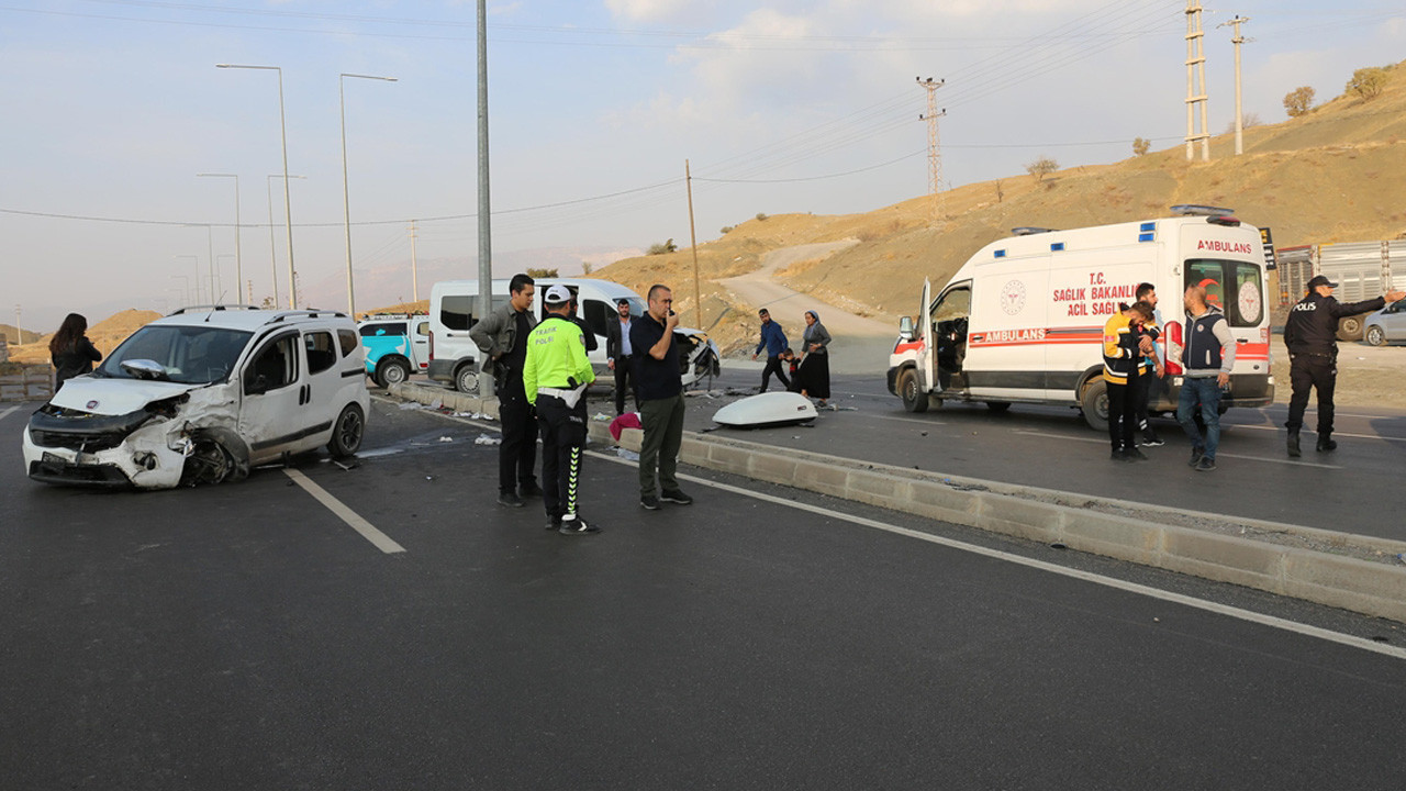 Şırnak'ta minibüs ve hafif ticari araç çarpıştı: 19 yaralı