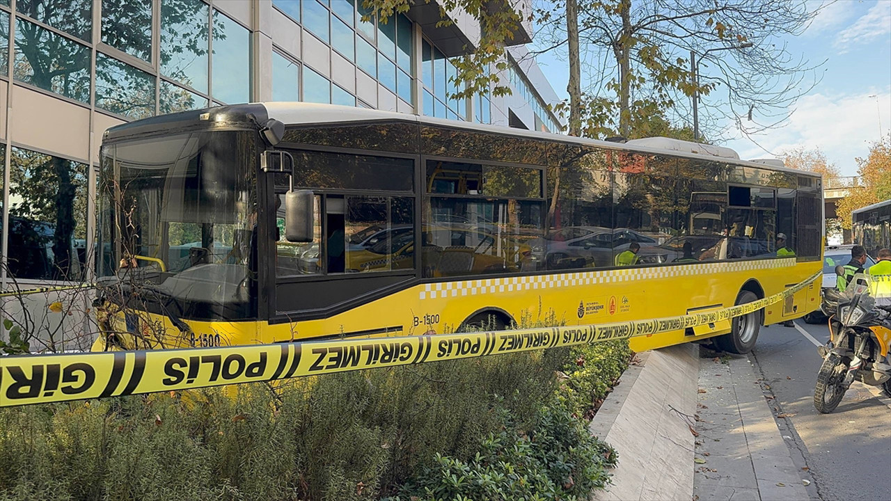 Beşiktaş'ta şoförü kalp krizi geçiren İETT otobüsü kaldırıma çıktı