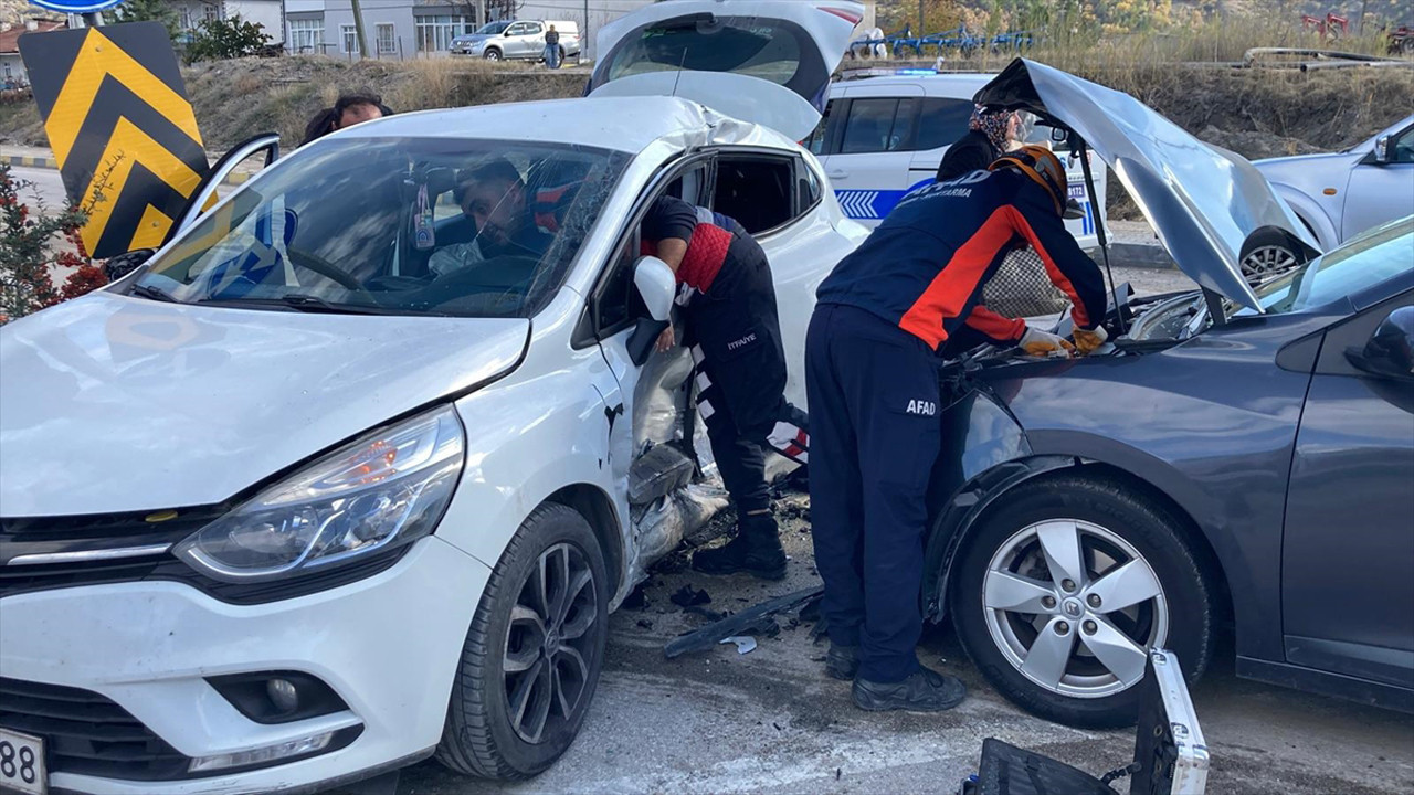 Karabük'te iki otomobil çarpıştı, 7 kişi yaralandı