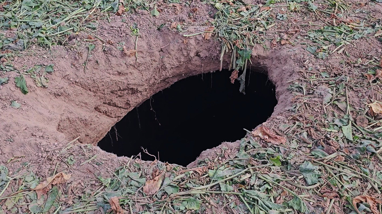 Aksaray'da pancar tarlasında ürküten görüntü! 15 metrelik obruk oluştu, yetkililer inceleyecek