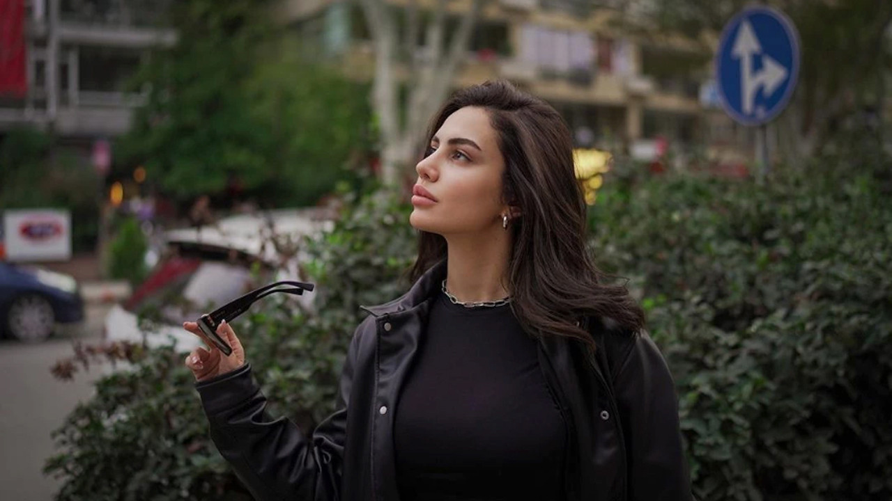 Müstehcen pozlarıyla çok konuşulmuştu! Ece Ronay'ın aylık geliri ne kadar? Dudak uçuklatan miktarlar...