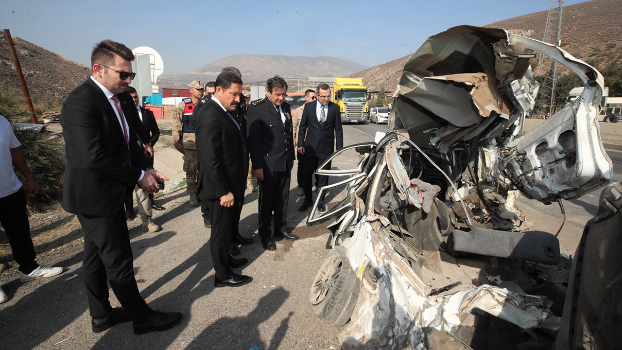 Hatay'da dehşete düşüren kaza! Tır kırmızı ışıktaki araçları biçti