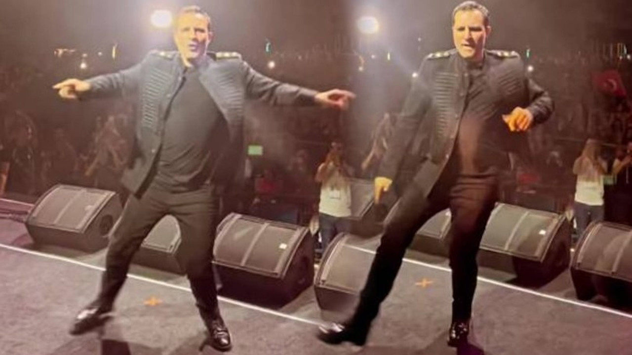 Rafet El Roman konserinde bir ilk! Hem şarkı söylediler hem dans ettiler...