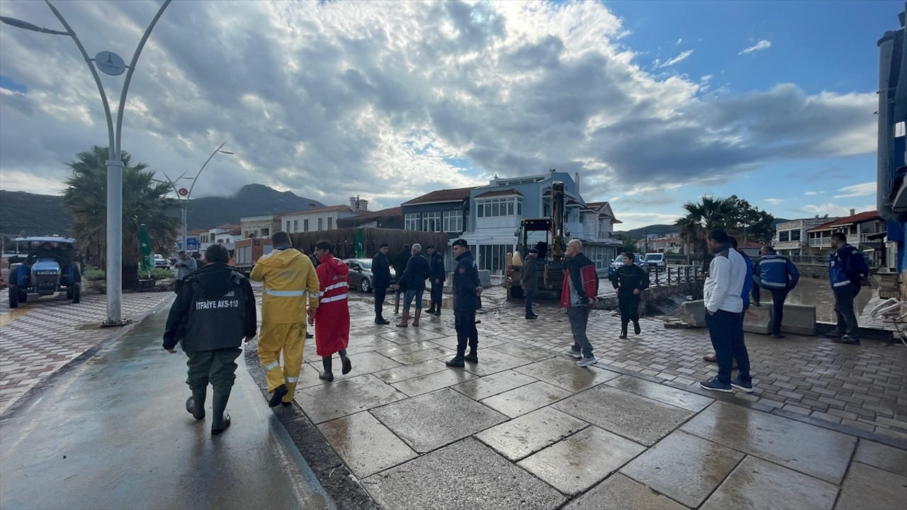 İzmir Foça'da sağanak hayatı felç etti! Vatandaşlar altyapı sebebi ile ses yükseltti...