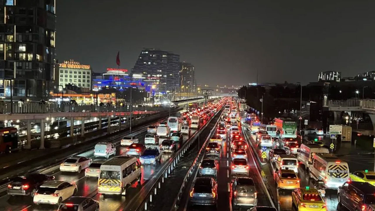 İstanbul’da akşam trafiği ve yağmur: Yoğunluk yüzde 89'u buldu