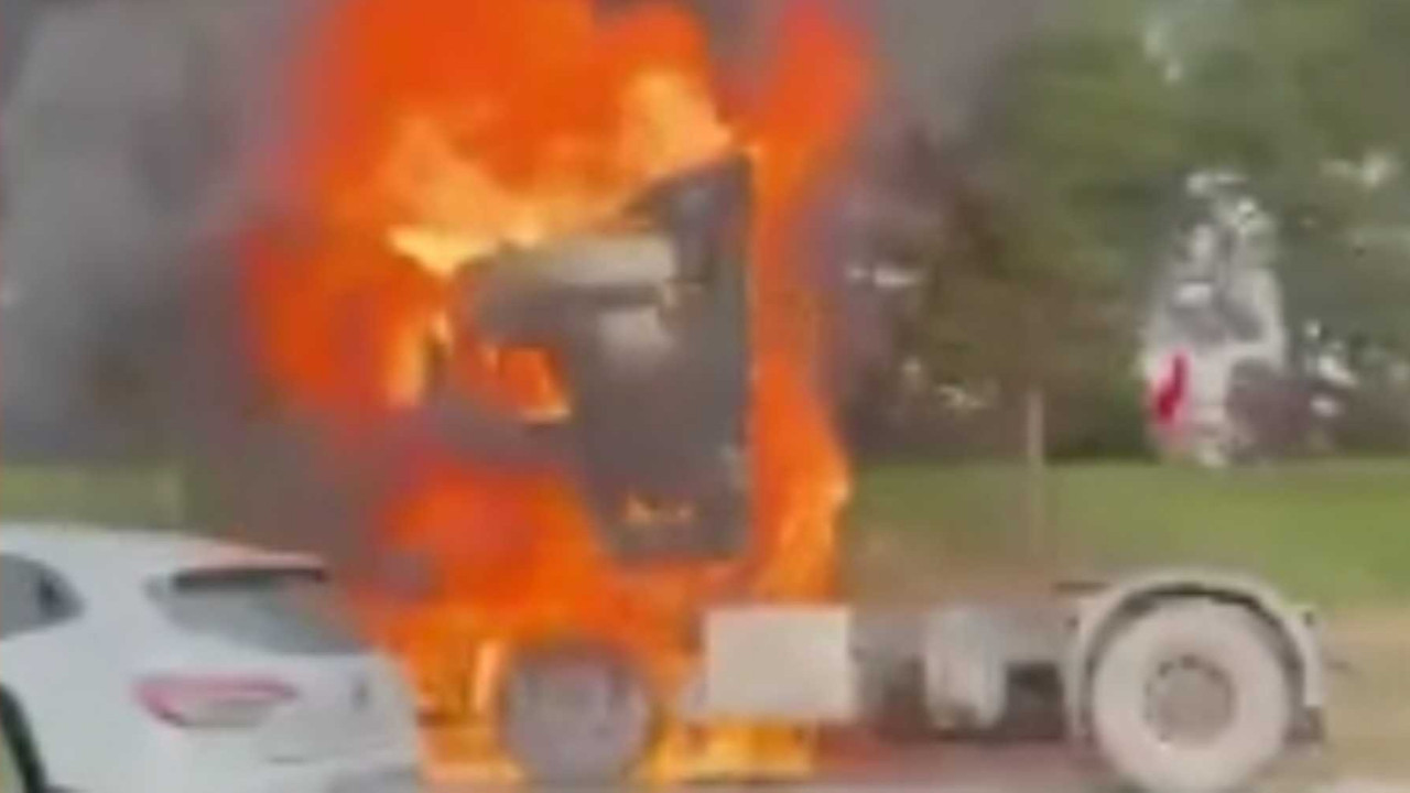 Tuzla'da seyir halindeki tırda yangın çıktı