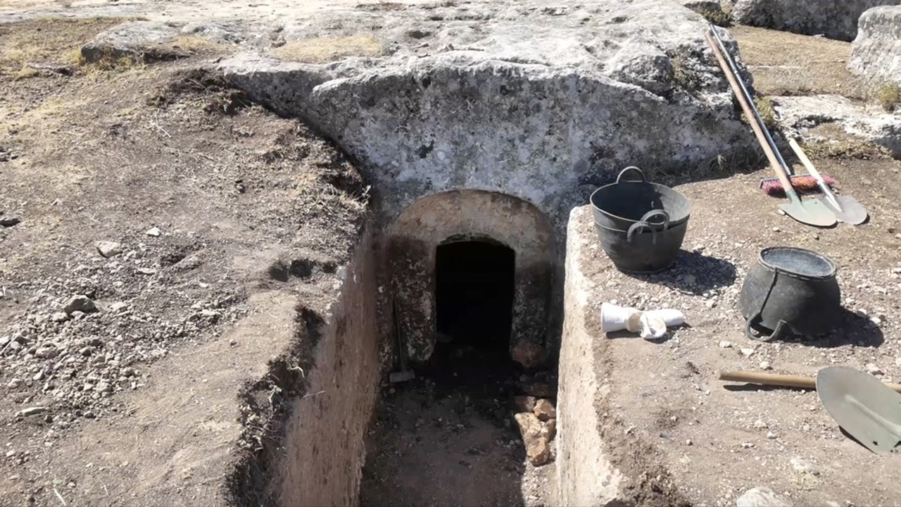 Adıyaman'daki kazıda 1800 yıllık oda mezarı bulundu