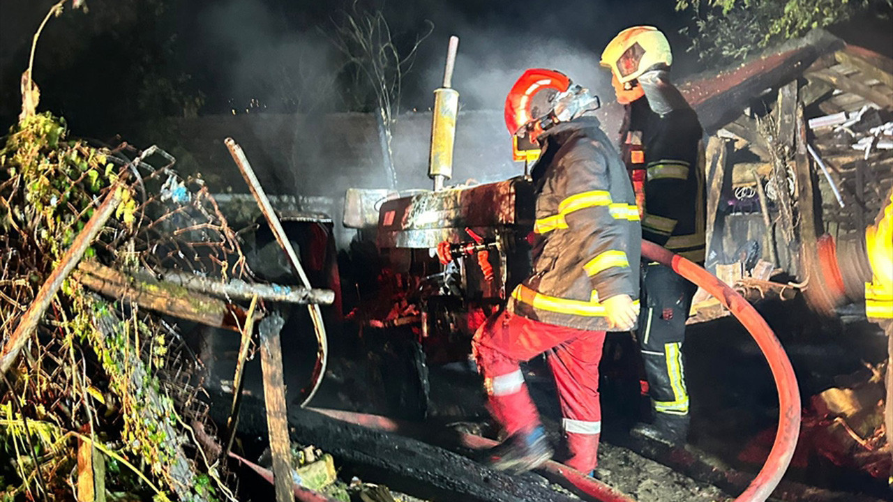 Bartın'da yıldırımın isabet ettiği iki araç kullanılamaz hale geldi