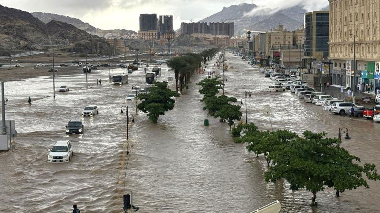 Mekke'nin güneyinde dünden beri devam eden yağışlar sele yol açtı