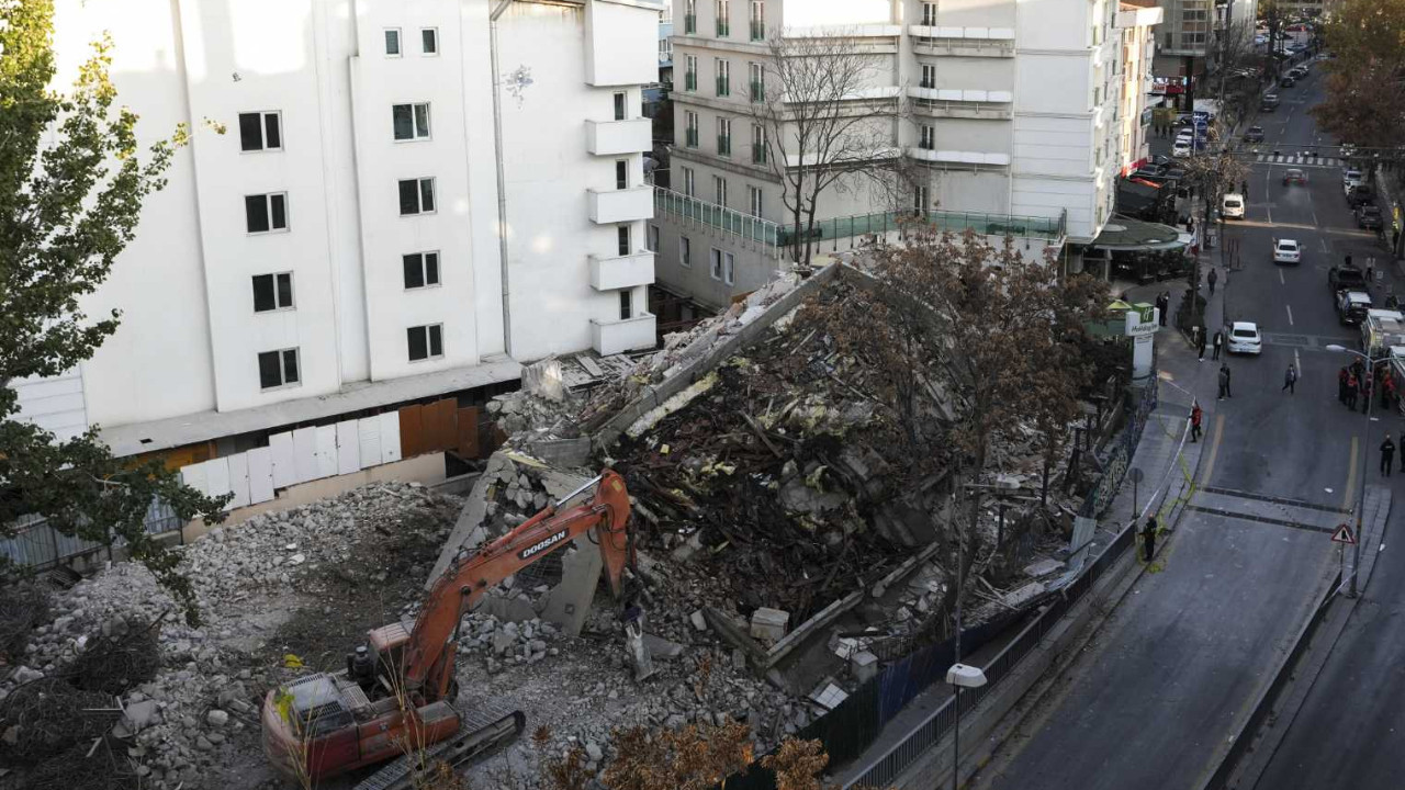 Çankaya’da kontrollü yıkım sırasında bina çöktü