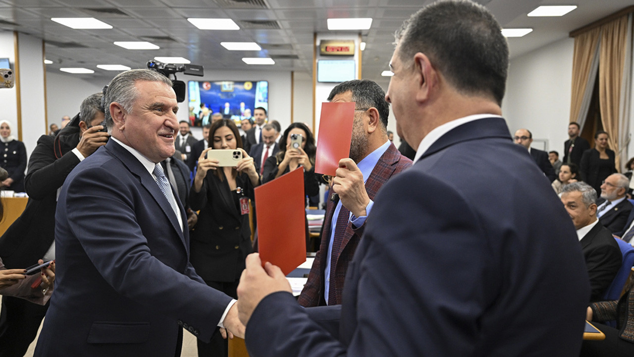 CHP'lilerden Meclis'te 'kırmızı kart' protestosu! Bakan Bak cevabı çaktı: VAR'dan döner...