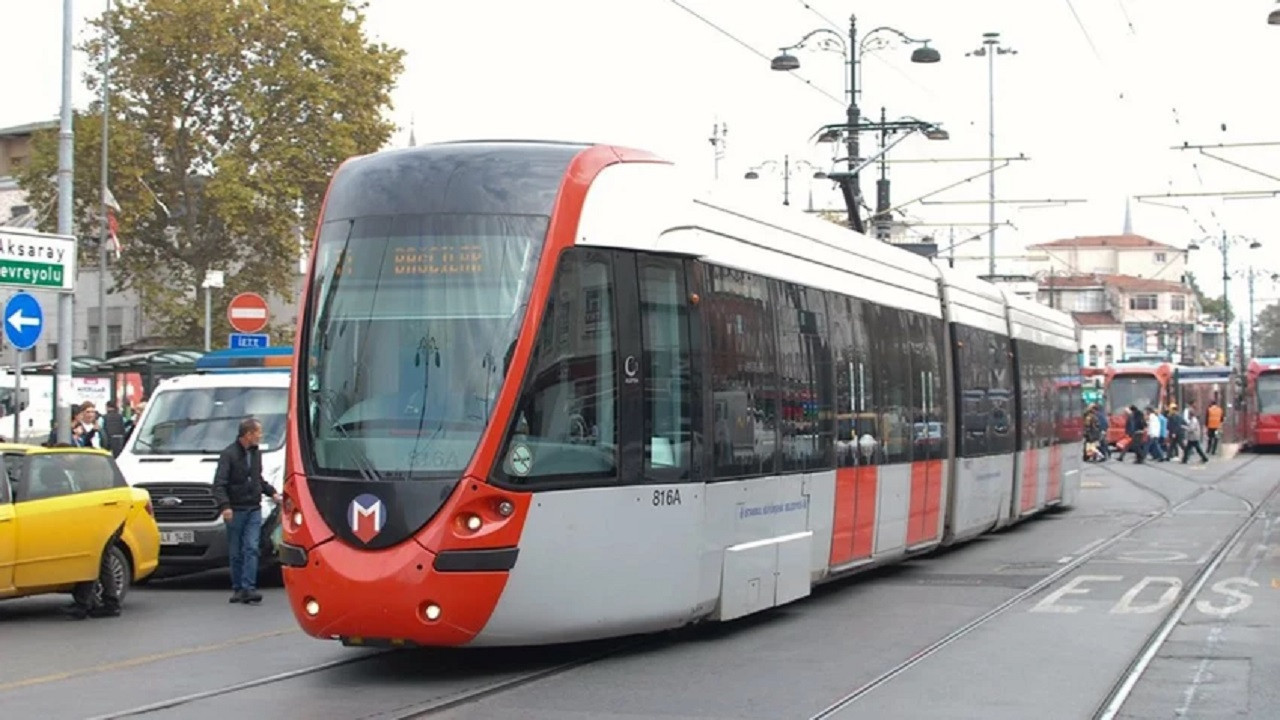 Fatih'te tramvay ile taksi çarpıştı! Tramvay seferler aksadı