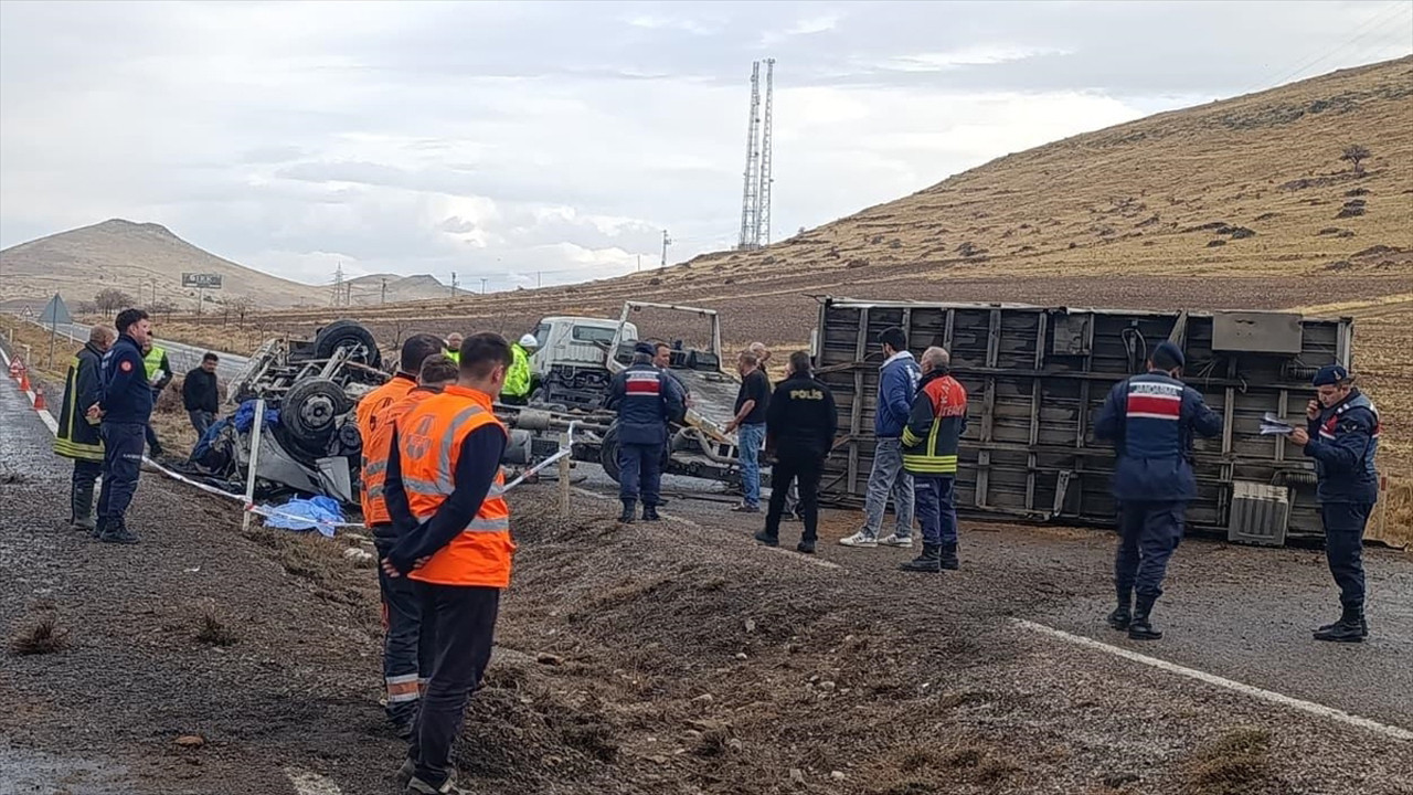 Kayseri'de tırın devrilmesi sonucu 1 kişi öldü, 1 kişi yaralandı