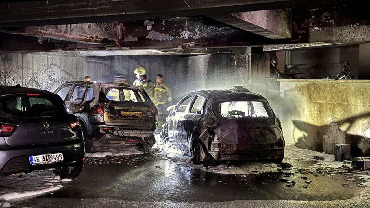 Site otoparkında 3 araç yandı, 18 kişi dumandan etkilendi