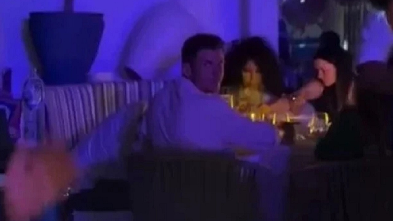 Nihat Doğan'dan yeri yerinden oynatacak iddia: "Bülent Ersoy sevgilisi ve onun eşiyle yemeğe çıktı"