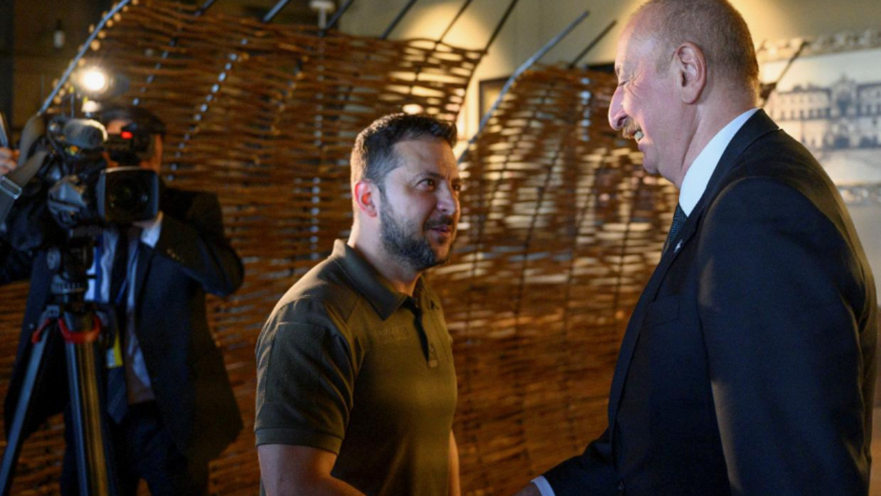 Aliyev ve Zelenskiy, Rusya'nın Azerbaycan'ın Kiev Büyükelçiliğine füze saldırısını görüştü