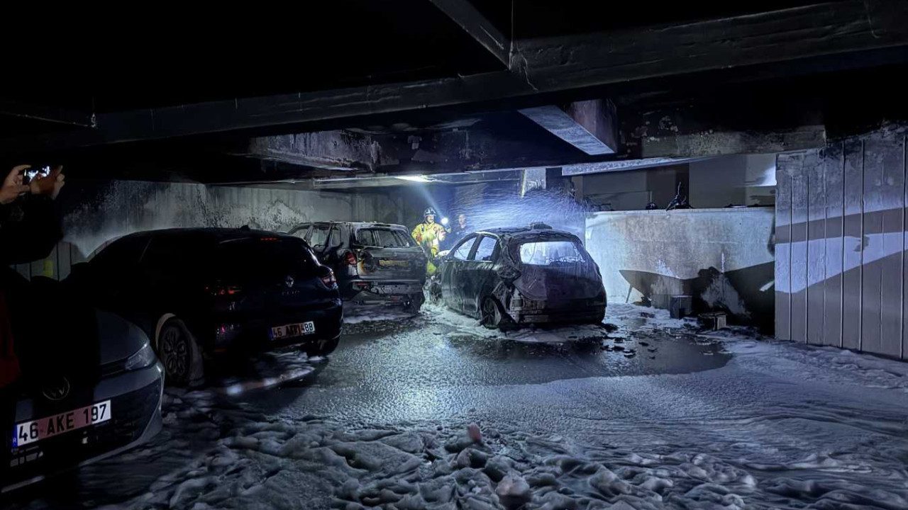 Site otoparkında yangın paniği! Araçlar hurdaya döndü