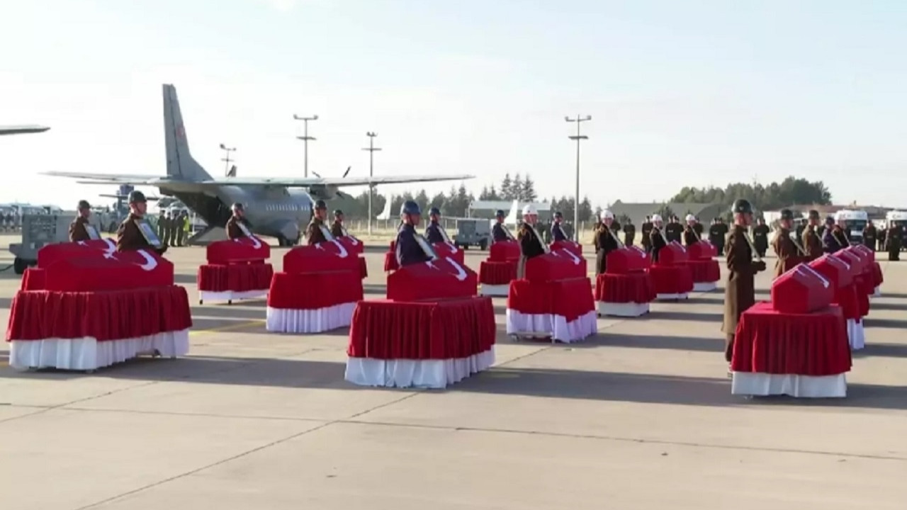 20 şehidimiz için yürekler yanıyor! Şehitlerimiz için Mürted Komutanlığı'nda tören düzenlendi