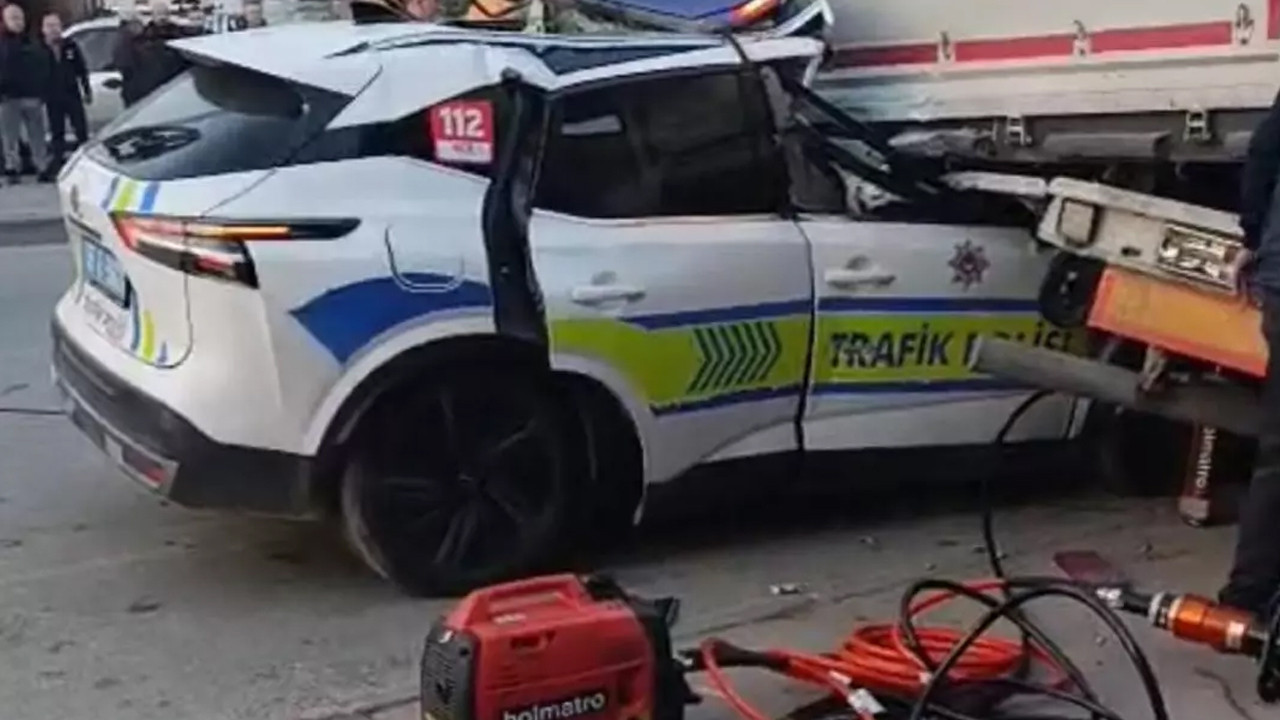 Manisa'da feci kaza! Trafik polisi aracı tıra çarptı: 1 şehit, 1 ağır yaralı