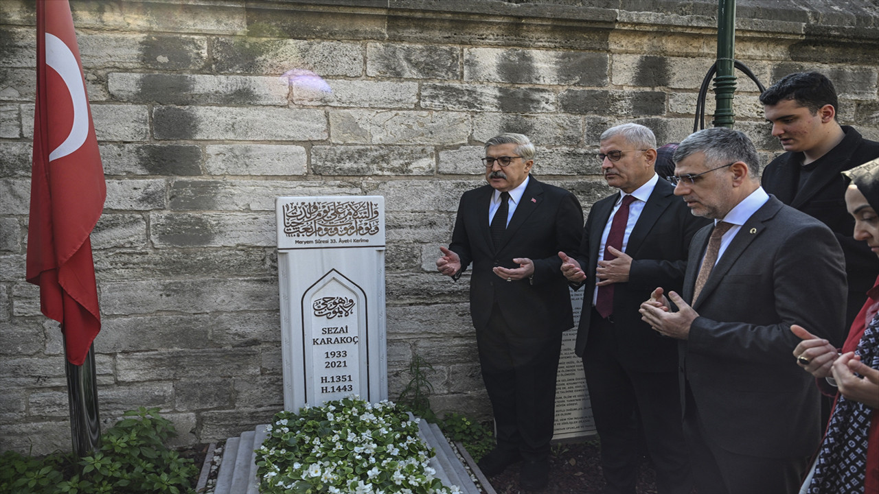 AK Parti Kültür ve Sanat Politikaları Başkanlığından Karakoç ile Varank'ın kabirlerine ziyaret: ''Sezai Karakoç, bir okuldur.''