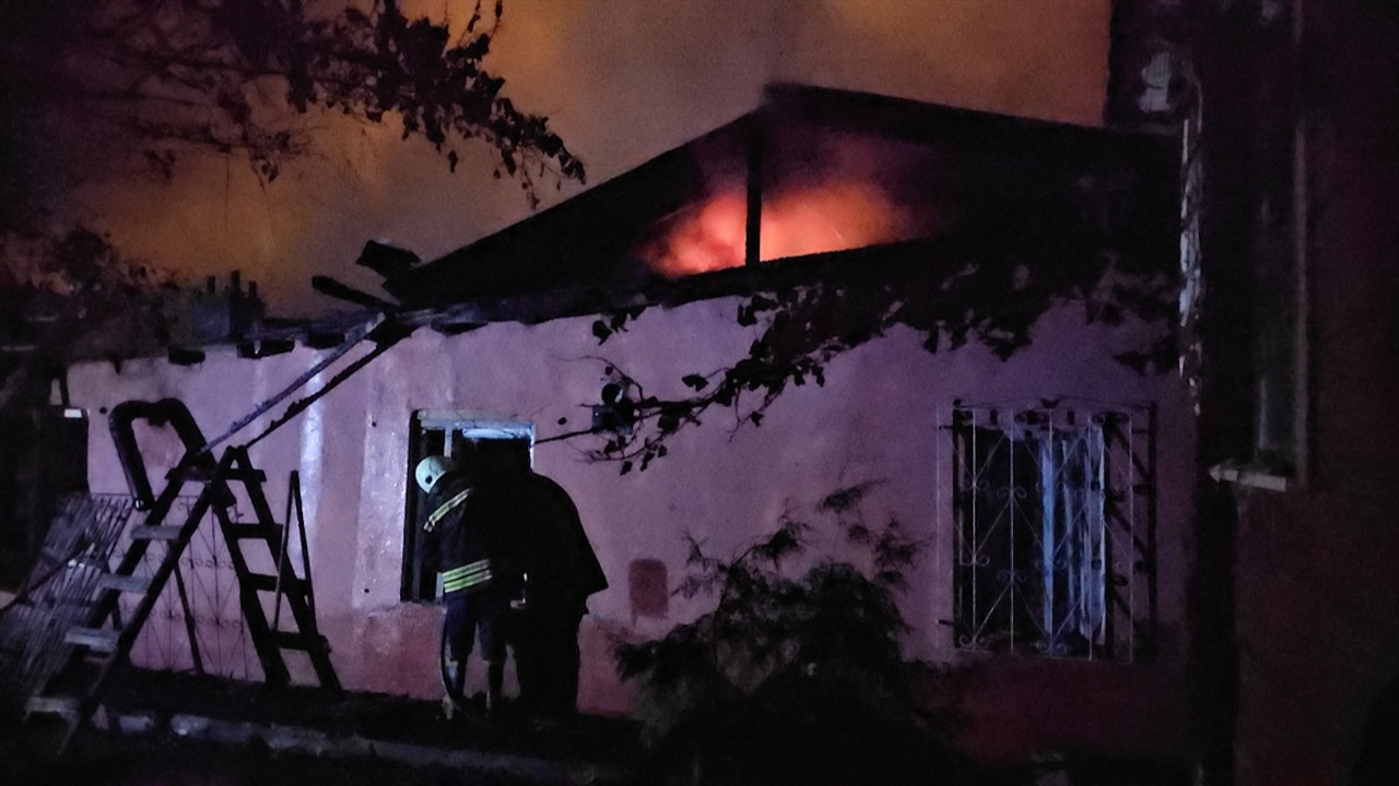 Erzincan'da korku dolu anlar! Müstakil evde yangın çıktı: Mahsur kalan 2'si çocuk 4 kişi kurtarıldı