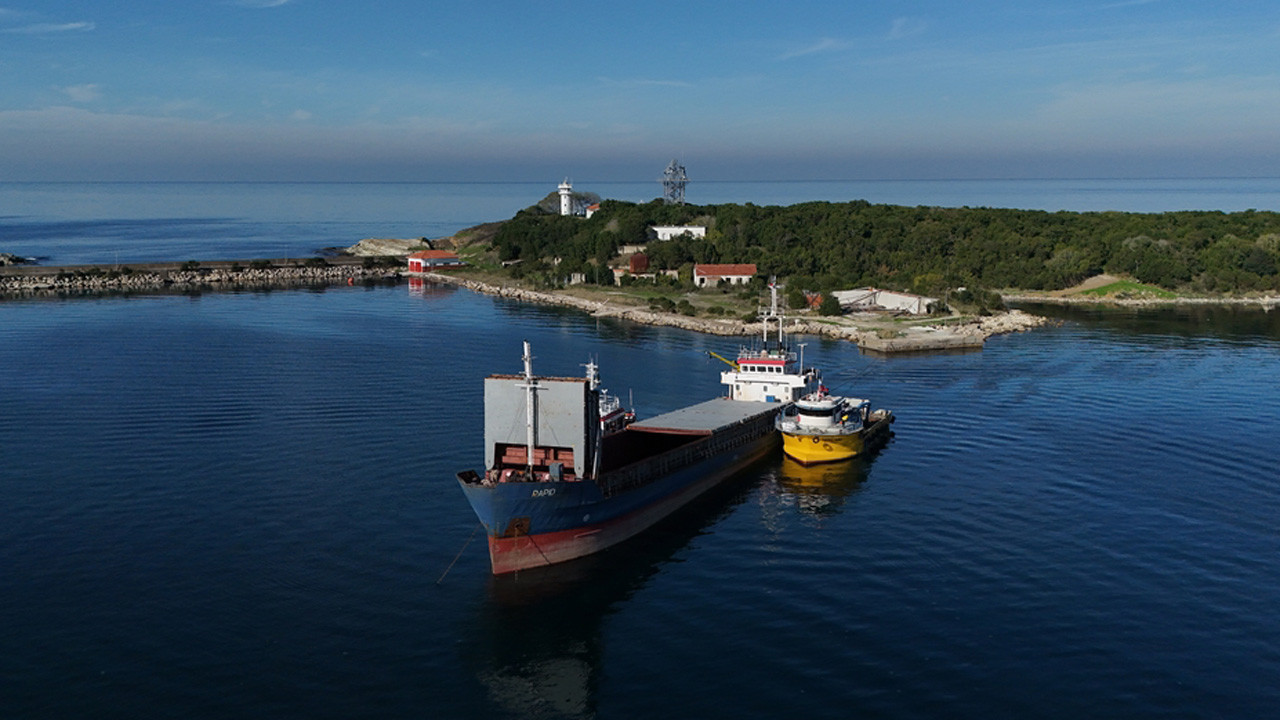 Kocaeli Kandıra'da karaya oturan gemi kurtarıldı