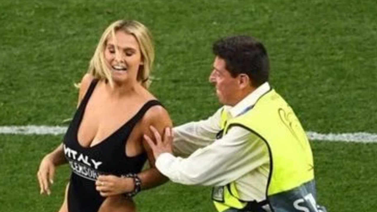 Kinsey Wolanski yeni mesleğiyle şaşırttı! Sahaya mayoyla atlamıştı